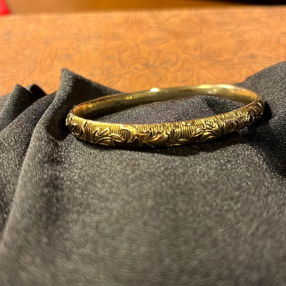 Vintage Monet Goldtone Bangle Bracelet - Picture 5 of 8
